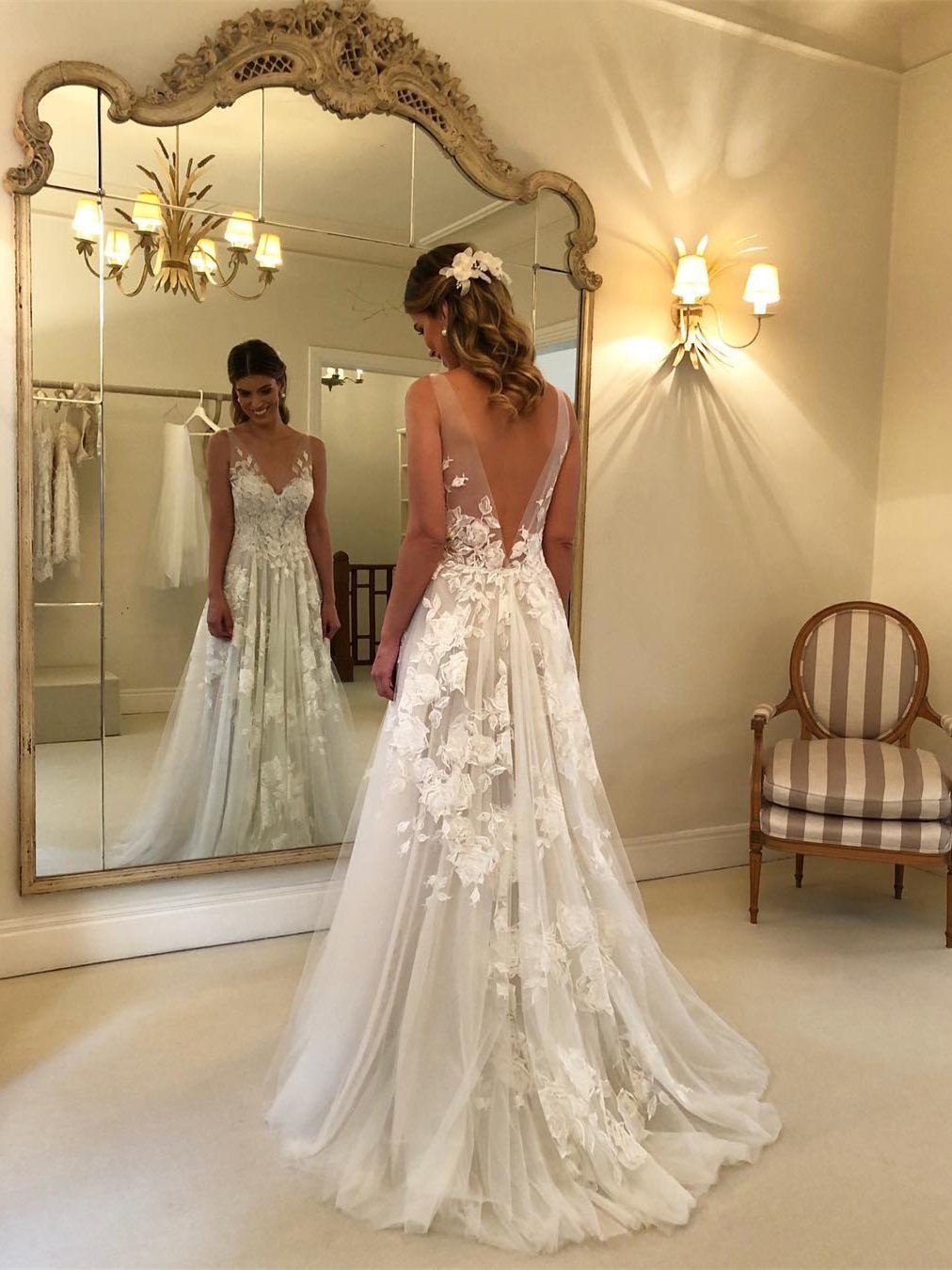 Ombreprom Wedding Dress Elegant Lace V Neck Backless with Appliques Bridal Gown